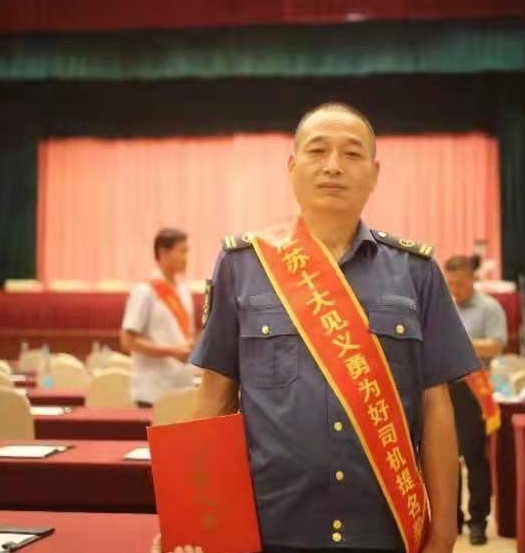 　　積極開展?fàn)幭葎?chuàng)優(yōu)活動(dòng)。圍繞“爭(zhēng)先創(chuàng)優(yōu)、文明服務(wù)”的目標(biāo)定位，于今年初啟動(dòng)“服務(wù)之星”和“紅旗車隊(duì)”評(píng)選活動(dòng)，細(xì)化量化評(píng)選細(xì)則和考核指標(biāo)，每2個(gè)月開展一次“服務(wù)之星”評(píng)比，每季度開展一次“紅旗車隊(duì)”評(píng)選?；顒?dòng)開展以來(lái)，先后有144名駕駛員獲評(píng)“服務(wù)之星”，4支車隊(duì)獲得“紅旗車隊(duì)”榮譽(yù)。駕駛員沈斌、劉開庭獲得第六屆“江蘇十大見(jiàn)義勇為好司機(jī)”提名獎(jiǎng)。