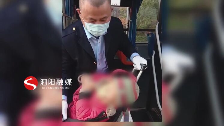 　　老人要抱孩子，又要拿兒童車(chē)，體力上吃不消，楊軍和其他九位同事每次遇到這對(duì)祖孫倆都會(huì)搭把手。他們說(shuō)，只要上了車(chē)就是我們的乘客，作為公交車(chē)司機(jī)，我們就要對(duì)他們盡責(zé)。時(shí)間長(zhǎng)了，彼此熟悉了，司機(jī)們還專門(mén)讓乘客給祖孫倆預(yù)留“專座”。  　　泗陽(yáng)交通產(chǎn)業(yè)集團(tuán)城市公交分公司107路公交車(chē)司機(jī) 楊軍：有時(shí)候我們把后門(mén)打開(kāi)的時(shí)候，我們從駕駛室方位還沒(méi)下來(lái)的時(shí)候，就有乘客已經(jīng)開(kāi)始主動(dòng)的幫忙去搭手了，幫祖孫倆上了車(chē)。