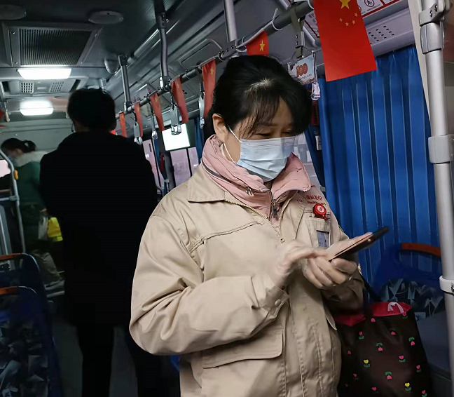 企業(yè)員工 王桂榮：  上下班比較準(zhǔn)時，到這邊車就來了。刮風(fēng)下雨也比較方便了。直接到廠門口也不用跑。