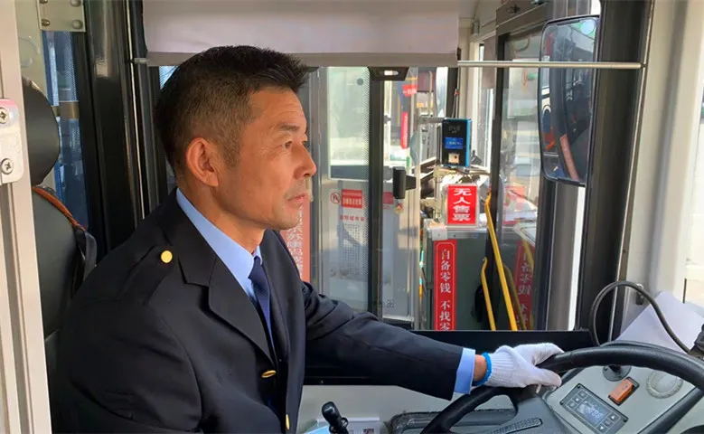 　　見此情況  　　薛師傅立即招呼傷者家屬  　　將小孩抱上公交車  　　“快上來，我?guī)銈內(nèi)メt(yī)院!”  　　爺爺趕緊抱著孩子登上公交  　　因?yàn)閾?dān)心孩子傷情嚴(yán)重被車流所阻礙  　　延誤就診時間