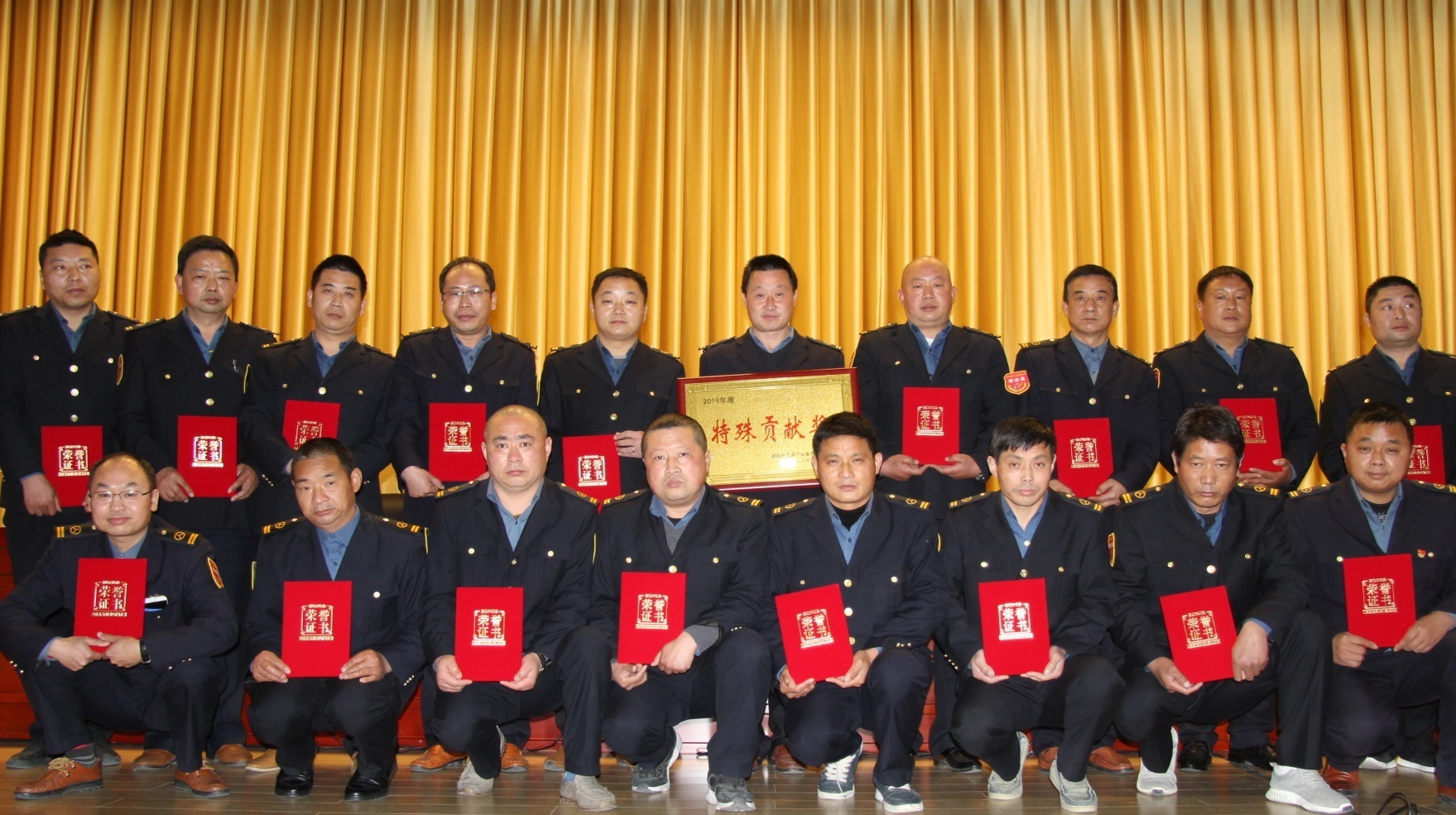 開展專項(xiàng)服務(wù)提升行動(dòng)。開展“比學(xué)趕幫超、干事超一流”“強(qiáng)作風(fēng)、提效能、促發(fā)展”“查找不滿意、追求更滿意”等系列活動(dòng)，通過(guò)座談走訪、問(wèn)卷調(diào)查等方式，征求意見(jiàn)和建議，并結(jié)合實(shí)際加以整改，進(jìn)一步改進(jìn)駕駛員工作作風(fēng)，提升服務(wù)質(zhì)量和服務(wù)水平。
